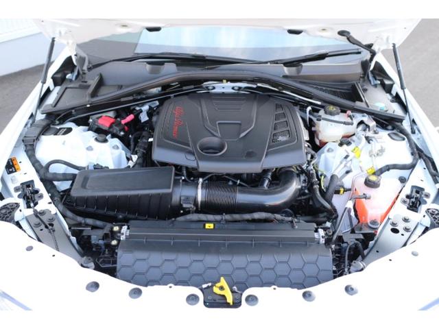 ヴェローチェ 高年式・低走行のVELOCEが入庫致しました。ワンオーナー車でグッドコンディションの1台です!内装はレザーシートでスポーティで高級な雰囲気に仕上げられております。(18枚目)