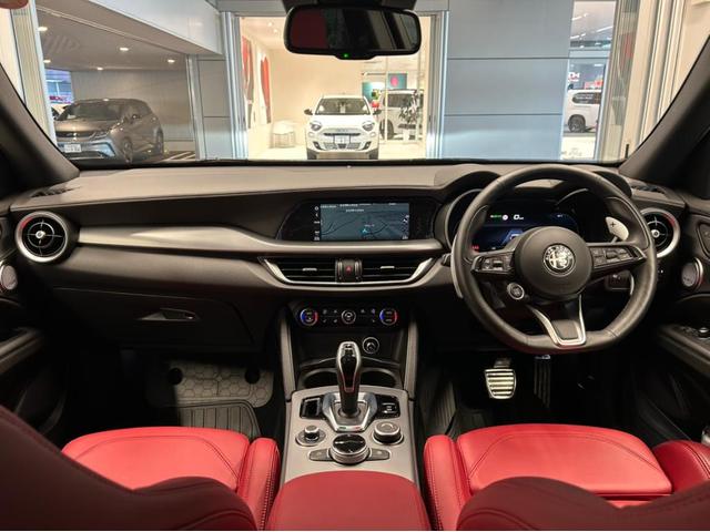 落ち着いたデザインのインストルメントパネル