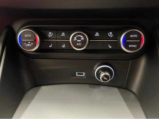 デュアルゾーン式フルオートエアコン