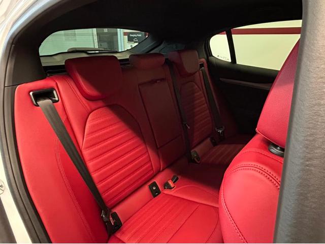 ４：２：４分割可倒式リアシート