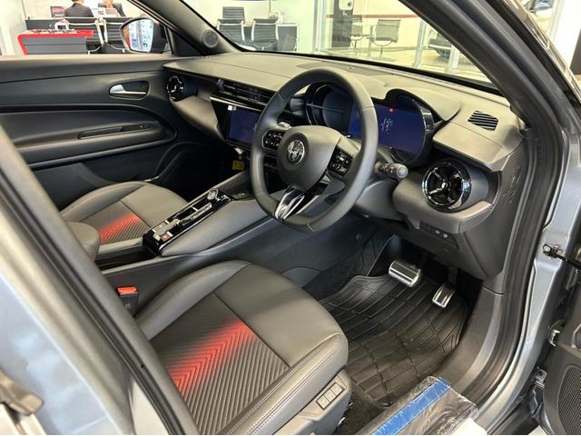 �X�|�[�e�B�ȃC���e���A