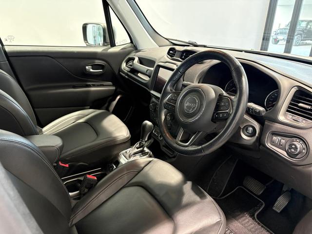 ジープ・レネゲード リミテッド　禁煙車！レザーシート！ＬＥＤヘッドライト！純正ナビ！バックカメラ！ルーフレール！（2枚目）