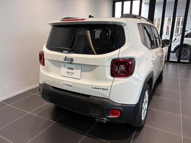 ジープ・レネゲード リミテッド　禁煙車！レザーシート！ＬＥＤヘッドライト！純正ナビ！バックカメラ！ルーフレール！（3枚目）