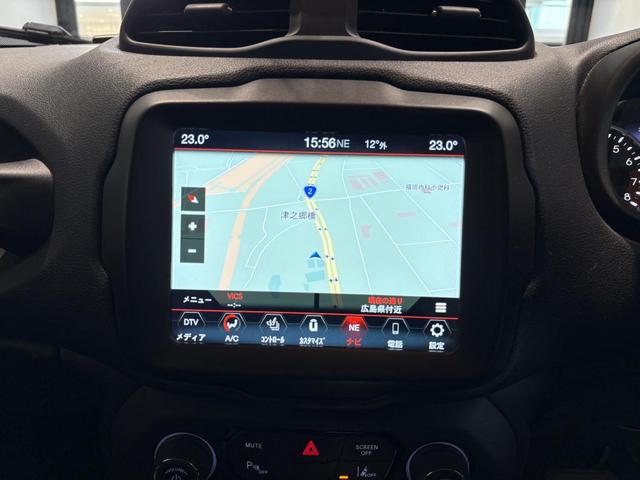 ジープ・レネゲード リミテッド　禁煙車！レザーシート！ＬＥＤヘッドライト！純正ナビ！バックカメラ！ルーフレール！（8枚目）