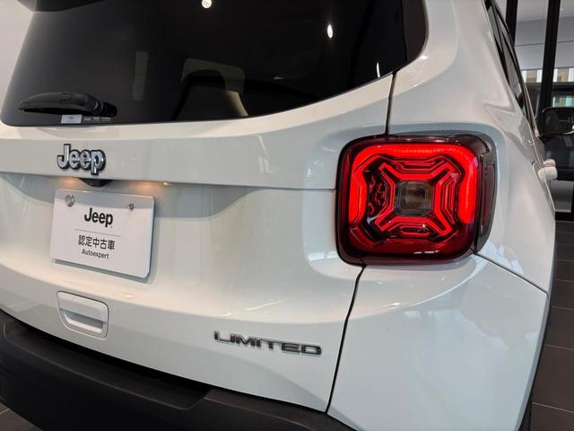 ジープ・レネゲード リミテッド　禁煙車！レザーシート！ＬＥＤヘッドライト！純正ナビ！バックカメラ！ルーフレール！（18枚目）