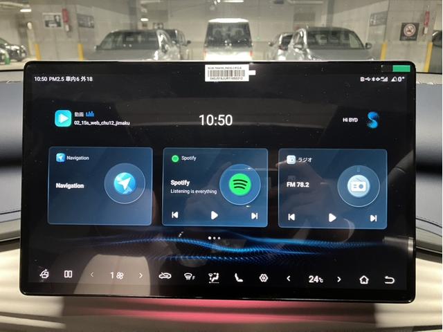 １５．６インチの電動回転式のタッチスクリーンを採用。