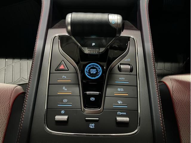 馴染みのある形状のシフトレバーの周りにはスイッチ類が集約されています！！