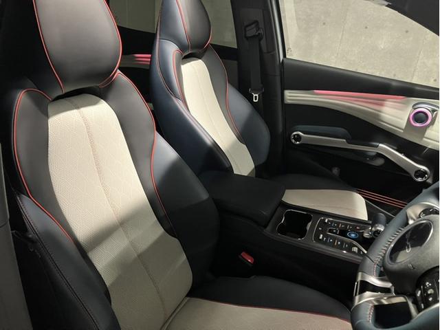 人間工学によるヘッドレス一体型のｅスポーツシート。スポーティーなバケット形状となっており、腰回りのサイドサポートも大きく作られています！