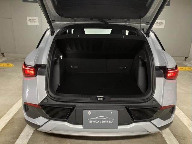 トランクスペースはトノカバーが装備されており、外からの視界を遮ります。