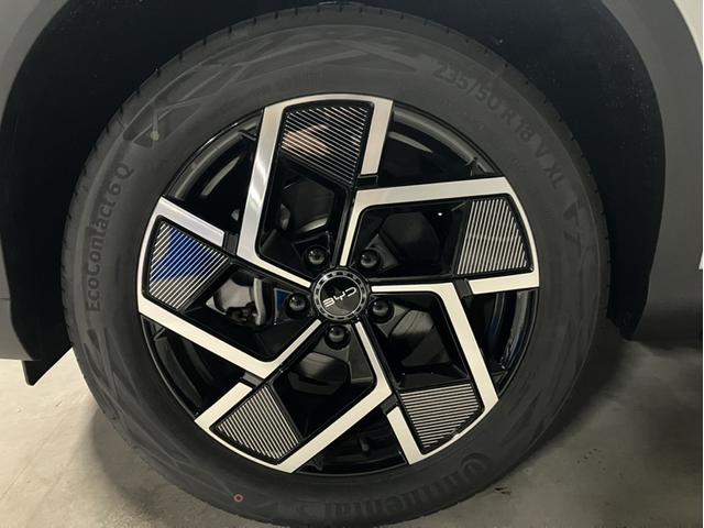 アルミホイールのサイズは１８インチになります。