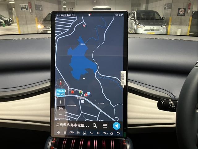 １５．６インチの電動回転式のタッチスクリーンを採用。