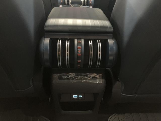 エアコンの吹出口も一風変わったデザインです。