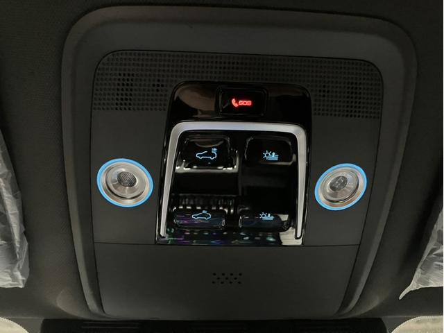 電動チルト＆スライド式の開口部の大きなパノラマサンルーフを装備。車内により多くの日差しが入り込むことによって大きな解放感が得られます。電動サンシェード付き。