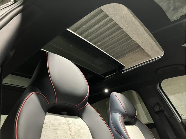 開放感をもたらすパノラマサンルーフで快適な車内空間を実現！！