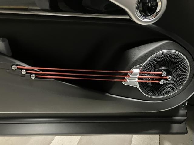 ギターの弦をモチーフにした個性的なデザインが、運転席まわりに遊び心をプラスに！