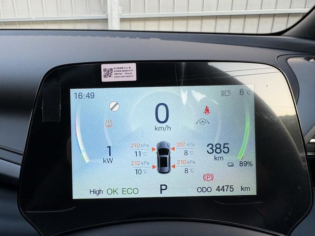 �X�e�A�����O�̉��ɂ͏��^���j�^�[�̑��@�\�X�s�[�h���[�^�[������܂��B