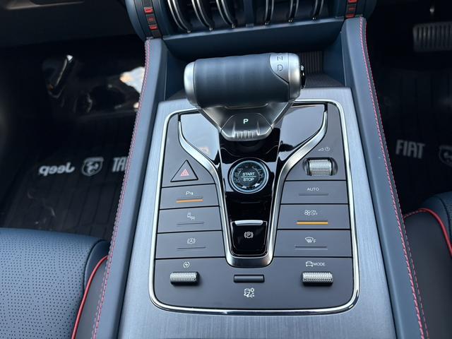 ����݂̂���`��̃V�t�g���o�[�̎���ɂ̓X�C�b�`�ނ��W�񂳂�Ă��܂�