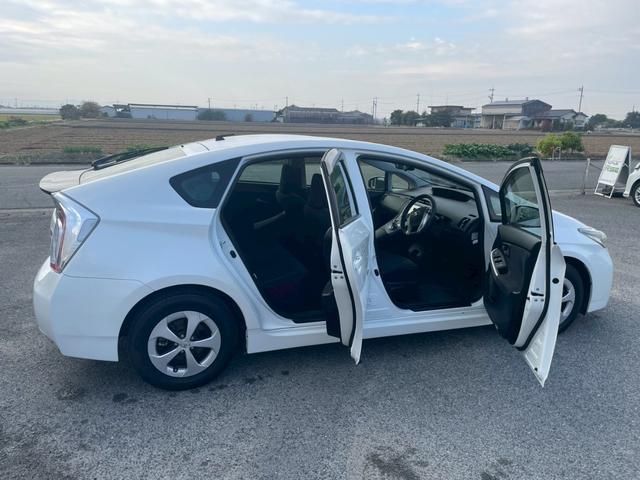 プリウス Ｓ　バックモニター　ＴＶナビ　ＥＴＣ　ＴＶナビ　スマートキー　ドアミラーウインカー（8枚目）