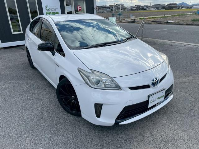 プリウス １．８Ｓ　外品１８ＡＷ　シーケンシャルウインカー　バックモニター　ＫＥＮＷＯＯＤ９インチナビＴＶ　外品　マフラー　１８ＡＷ　足回り　テーブル　シーケンシャルウインカー　ＬＥＤスカッフプレート（4枚目）