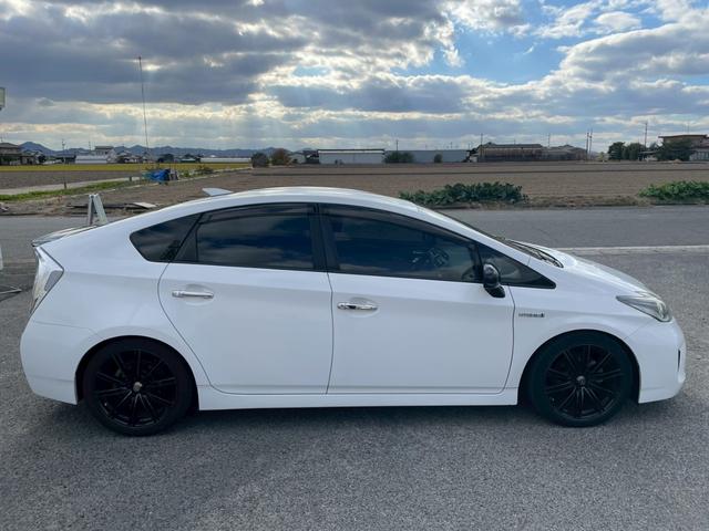 プリウス １．８Ｓ　外品１８ＡＷ　シーケンシャルウインカー　バックモニター　ＫＥＮＷＯＯＤ９インチナビＴＶ　外品　マフラー　１８ＡＷ　足回り　テーブル　シーケンシャルウインカー　ＬＥＤスカッフプレート（5枚目）