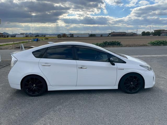 プリウス １．８Ｓ　外品１８ＡＷ　シーケンシャルウインカー　バックモニター　ＫＥＮＷＯＯＤ９インチナビＴＶ　外品　マフラー　１８ＡＷ　足回り　テーブル　シーケンシャルウインカー　ＬＥＤスカッフプレート（6枚目）