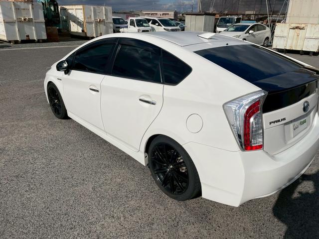 プリウス １．８Ｓ　外品１８ＡＷ　シーケンシャルウインカー　バックモニター　ＫＥＮＷＯＯＤ９インチナビＴＶ　外品　マフラー　１８ＡＷ　足回り　テーブル　シーケンシャルウインカー　ＬＥＤスカッフプレート（9枚目）