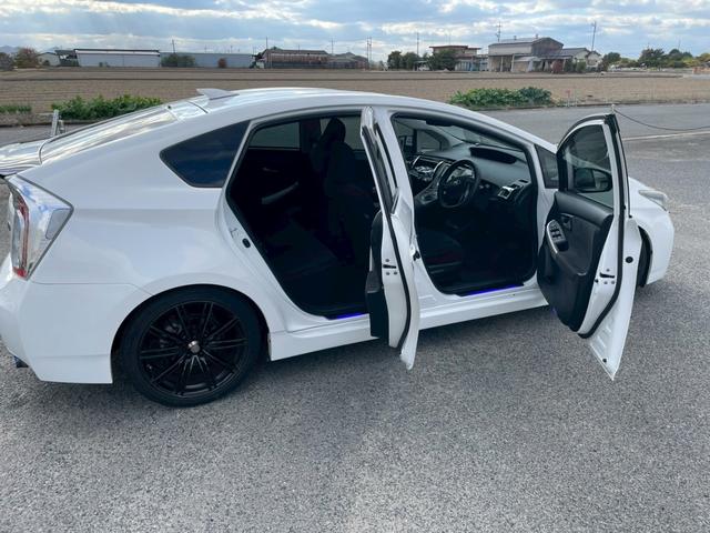 プリウス １．８Ｓ　外品１８ＡＷ　シーケンシャルウインカー　バックモニター　ＫＥＮＷＯＯＤ９インチナビＴＶ　外品　マフラー　１８ＡＷ　足回り　テーブル　シーケンシャルウインカー　ＬＥＤスカッフプレート（11枚目）