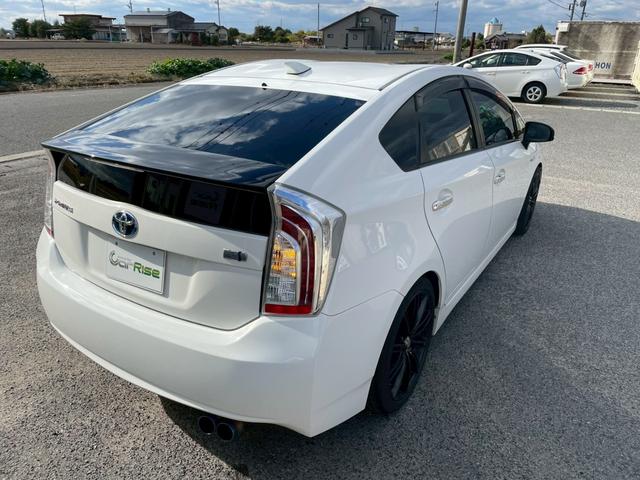 プリウス １．８Ｓ　外品１８ＡＷ　シーケンシャルウインカー　バックモニター　ＫＥＮＷＯＯＤ９インチナビＴＶ　外品　マフラー　１８ＡＷ　足回り　テーブル　シーケンシャルウインカー　ＬＥＤスカッフプレート（13枚目）