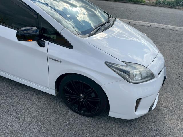 プリウス １．８Ｓ　外品１８ＡＷ　シーケンシャルウインカー　バックモニター　ＫＥＮＷＯＯＤ９インチナビＴＶ　外品　マフラー　１８ＡＷ　足回り　テーブル　シーケンシャルウインカー　ＬＥＤスカッフプレート（16枚目）