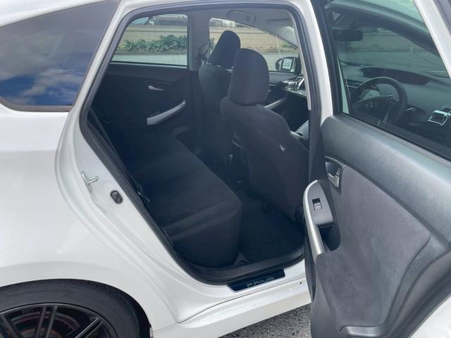 プリウス １．８Ｓ　外品１８ＡＷ　シーケンシャルウインカー　バックモニター　ＫＥＮＷＯＯＤ９インチナビＴＶ　外品　マフラー　１８ＡＷ　足回り　テーブル　シーケンシャルウインカー　ＬＥＤスカッフプレート（18枚目）