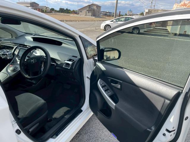 プリウス １．８Ｓ　外品１８ＡＷ　シーケンシャルウインカー　バックモニター　ＫＥＮＷＯＯＤ９インチナビＴＶ　外品　マフラー　１８ＡＷ　足回り　テーブル　シーケンシャルウインカー　ＬＥＤスカッフプレート（19枚目）