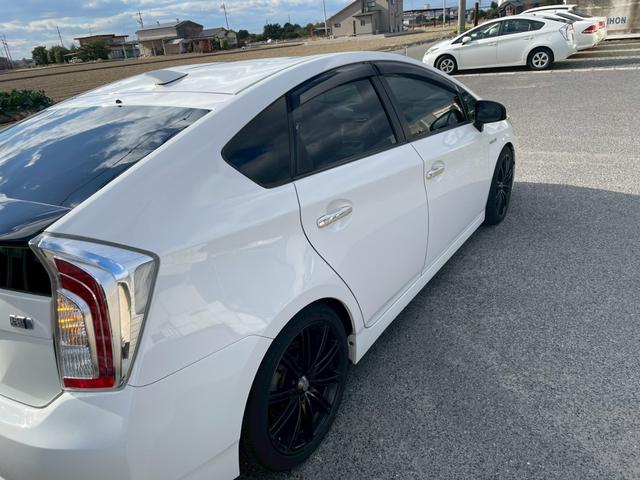 プリウス １．８Ｓ　外品１８ＡＷ　シーケンシャルウインカー　バックモニター　ＫＥＮＷＯＯＤ９インチナビＴＶ　外品　マフラー　１８ＡＷ　足回り　テーブル　シーケンシャルウインカー　ＬＥＤスカッフプレート（20枚目）