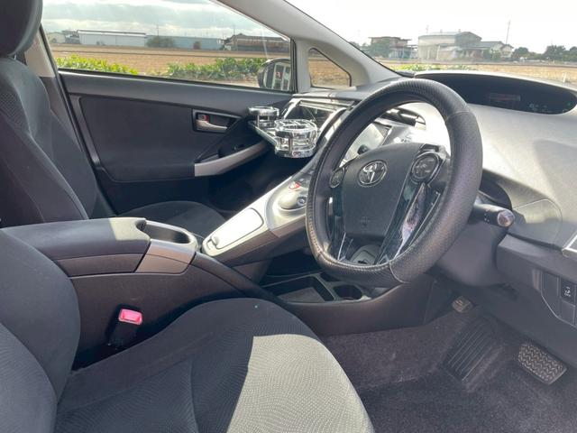 プリウス １．８Ｓ　外品１８ＡＷ　シーケンシャルウインカー　バックモニター　ＫＥＮＷＯＯＤ９インチナビＴＶ　外品　マフラー　１８ＡＷ　足回り　テーブル　シーケンシャルウインカー　ＬＥＤスカッフプレート（21枚目）