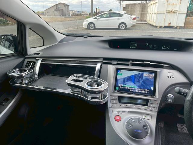 プリウス １．８Ｓ　外品１８ＡＷ　シーケンシャルウインカー　バックモニター　ＫＥＮＷＯＯＤ９インチナビＴＶ　外品　マフラー　１８ＡＷ　足回り　テーブル　シーケンシャルウインカー　ＬＥＤスカッフプレート（23枚目）