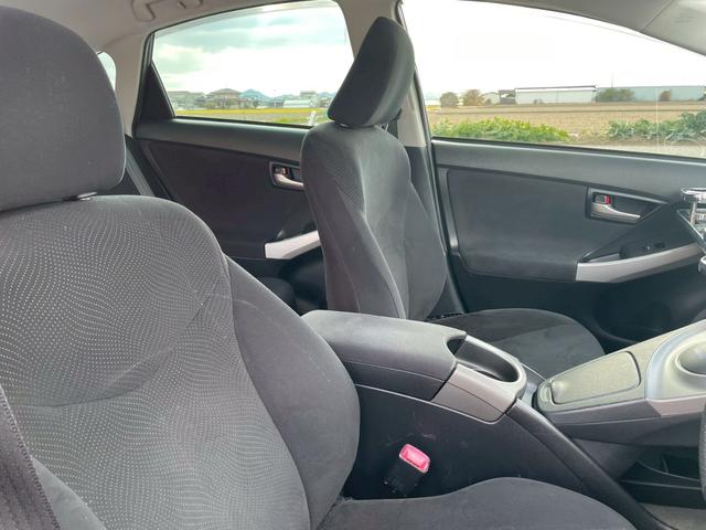 プリウス １．８Ｓ　外品１８ＡＷ　シーケンシャルウインカー　バックモニター　ＫＥＮＷＯＯＤ９インチナビＴＶ　外品　マフラー　１８ＡＷ　足回り　テーブル　シーケンシャルウインカー　ＬＥＤスカッフプレート（27枚目）