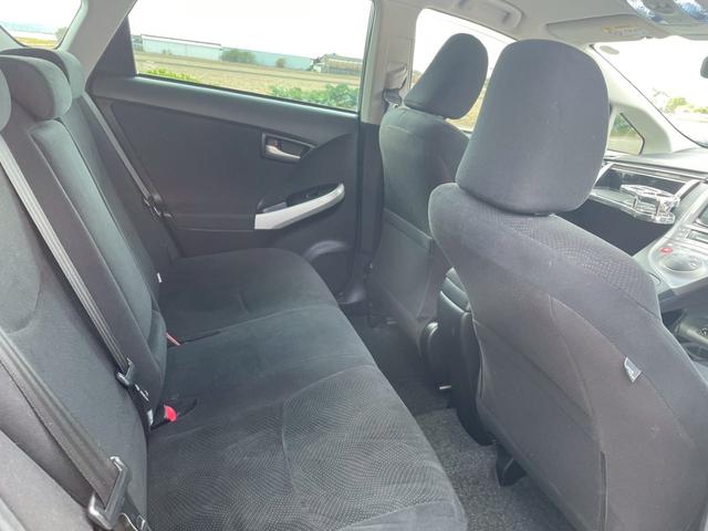 プリウス １．８Ｓ　外品１８ＡＷ　シーケンシャルウインカー　バックモニター　ＫＥＮＷＯＯＤ９インチナビＴＶ　外品　マフラー　１８ＡＷ　足回り　テーブル　シーケンシャルウインカー　ＬＥＤスカッフプレート（28枚目）