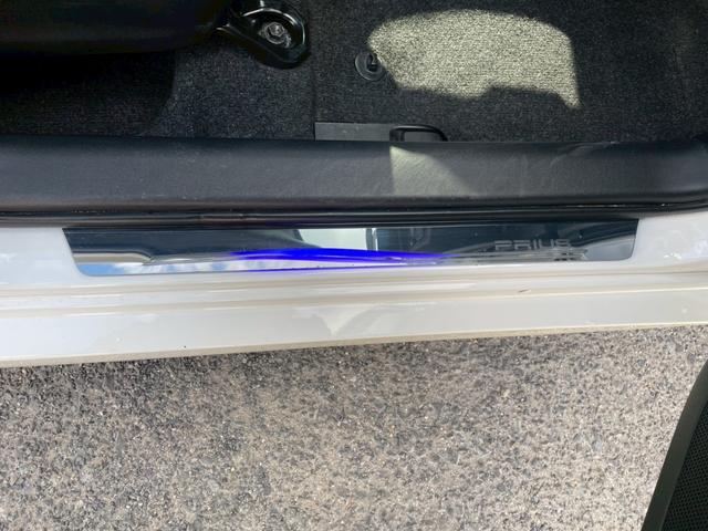 プリウス １．８Ｓ　外品１８ＡＷ　シーケンシャルウインカー　バックモニター　ＫＥＮＷＯＯＤ９インチナビＴＶ　外品　マフラー　１８ＡＷ　足回り　テーブル　シーケンシャルウインカー　ＬＥＤスカッフプレート（31枚目）