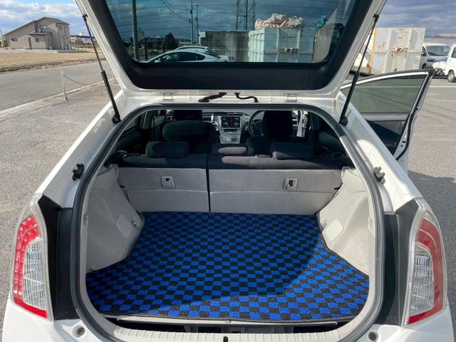 プリウス １．８Ｓ　外品１８ＡＷ　シーケンシャルウインカー　バックモニター　ＫＥＮＷＯＯＤ９インチナビＴＶ　外品　マフラー　１８ＡＷ　足回り　テーブル　シーケンシャルウインカー　ＬＥＤスカッフプレート（32枚目）