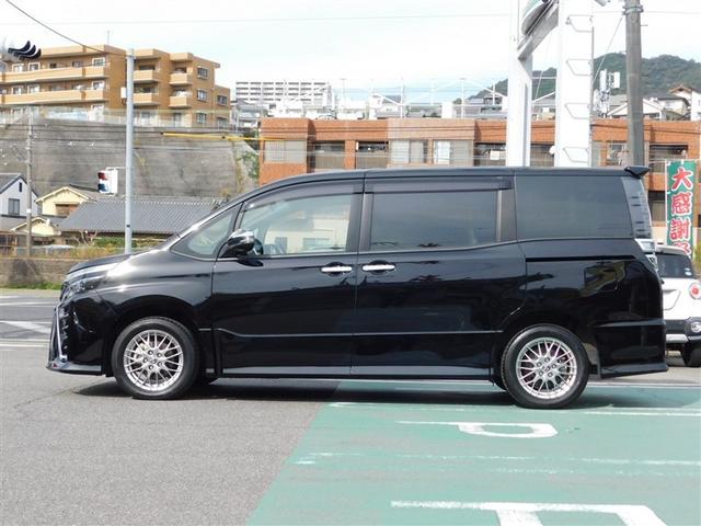 ヴォクシー ハイブリッドZS 煌III フルセグ メモリーナビ DVD再生 ミュージックプレイヤー接続可 後席モニター バックカメラ 衝突被害軽減システム ETC ドラレコ 両側電動スライド LEDヘッドランプ 乗車定員7人 3列シート(4枚目)