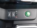 運転席からでもリア両側電動スライドドアの開閉を操作できます。