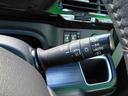 ヘッドライトスイッチをAUTOにしておけば昼間でもトンネルなど暗い所に入った時には自動的にヘッドライトが点灯。高速道路などトンネルの多いところを走行する時、大変便利です。