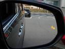 自車の斜め後方の死角を走行する車両の存在をドアミラー内のインジケーターで知らせてくれるブラインドスポットモニターを装備。車線変更時のヒヤリハットを防いでくれます。