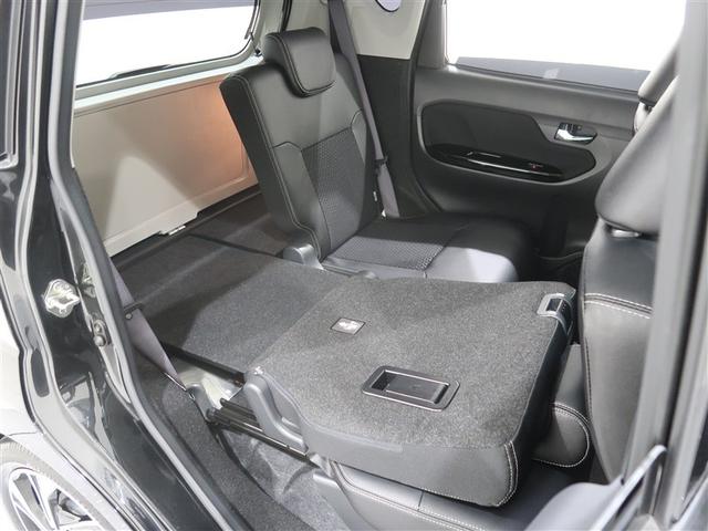 後席シートは分割可倒式で使い方いろいろできます。