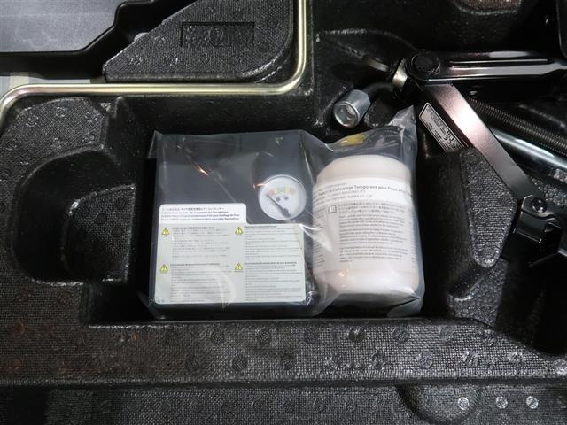 ラゲッジスペース床下にパンク修理キットを搭載しております。