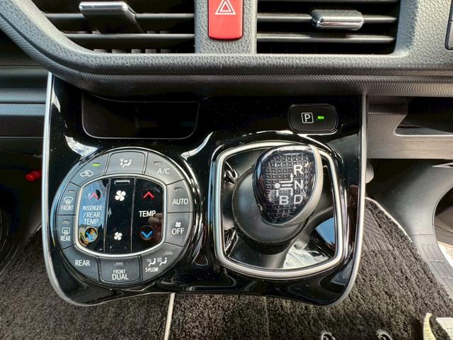 ヴォクシー ハイブリッドＺＳ　煌　モデリスタ　フリップダウンモニター　両側パワースライドドア　運転席・助手席シートヒーター　クルーズコントロール（12枚目）