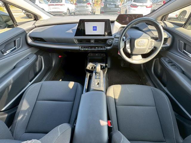 プリウス Ｇ　パノラミックビューモニター　レーダークルーズコントロール　ＥＴＣ２．０　運転席・助手席シートヒーター　ＴＶ　電動パーキングブレーキ　ＴＶ　プッシュスタート　スマートキー　ＡＣ１００Ｖ（5枚目）