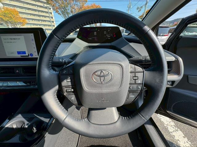 プリウス Ｇ　パノラミックビューモニター　レーダークルーズコントロール　ＥＴＣ２．０　運転席・助手席シートヒーター　ＴＶ　電動パーキングブレーキ　ＴＶ　プッシュスタート　スマートキー　ＡＣ１００Ｖ（6枚目）