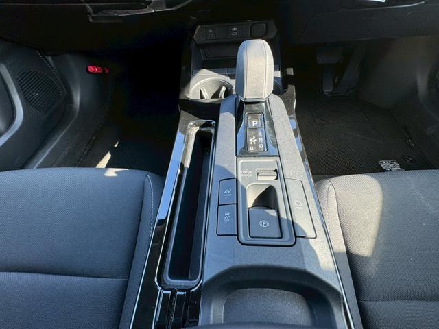 プリウス Ｇ　パノラミックビューモニター　レーダークルーズコントロール　ＥＴＣ２．０　運転席・助手席シートヒーター　ＴＶ　電動パーキングブレーキ　ＴＶ　プッシュスタート　スマートキー　ＡＣ１００Ｖ（15枚目）