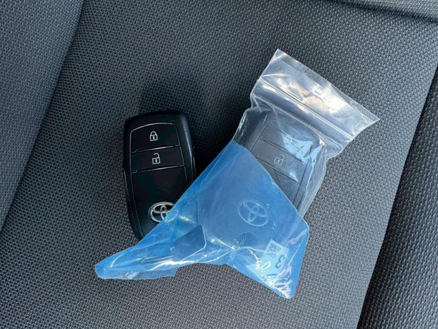 プリウス Ｇ　パノラミックビューモニター　レーダークルーズコントロール　ＥＴＣ２．０　運転席・助手席シートヒーター　ＴＶ　電動パーキングブレーキ　ＴＶ　プッシュスタート　スマートキー　ＡＣ１００Ｖ（28枚目）