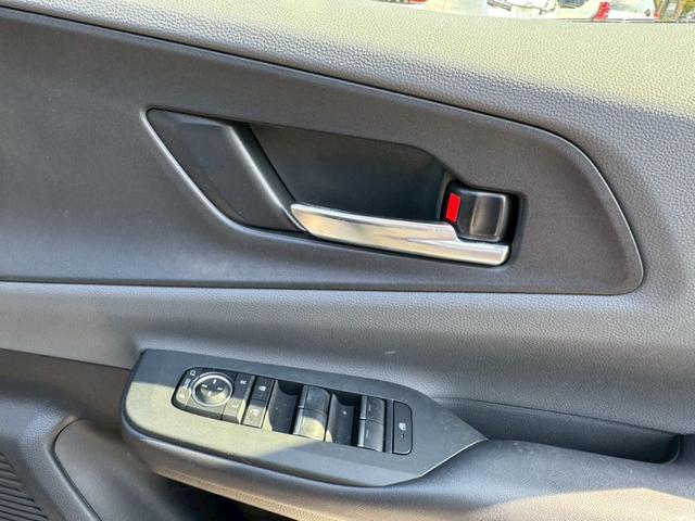 プリウス Ｇ　パノラミックビューモニター　レーダークルーズコントロール　ＥＴＣ２．０　運転席・助手席シートヒーター　ＴＶ　電動パーキングブレーキ　ＴＶ　プッシュスタート　スマートキー　ＡＣ１００Ｖ（30枚目）